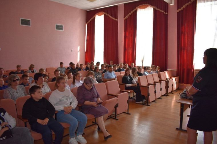 Беседа с инспектором по делам несовершеннолетних.